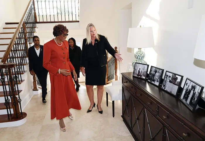 Governor General Dame Cynthia Pratt signs the Book of Condolence for Former US President Jimmy Carter